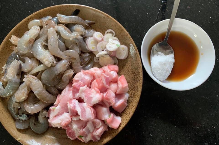 Mùa nồm ẩm này ăn gì, nghe Bếp bà Hoà gợi ý nha - Ảnh 5. Mùa nồm ẩm ăn cá mòi, tôm sông rang thịt, món thời trân mà giờ dễ kiếm ghê - Ảnh 5.