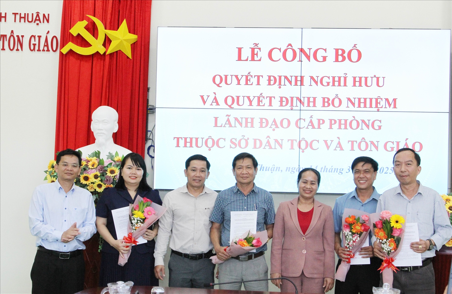 Ban Giám đốc Sở Dân tộc và Tôn giáo tỉnh Ninh Thuận trao quyết định và tặng hoa cán bộ lãnh đạo các phòng chuyên môn. Ban Giám đốc Sở Dân tộc và Tôn giáo tỉnh Ninh Thuận trao quyết định và tặng hoa cán bộ lãnh đạo các phòng chuyên môn.