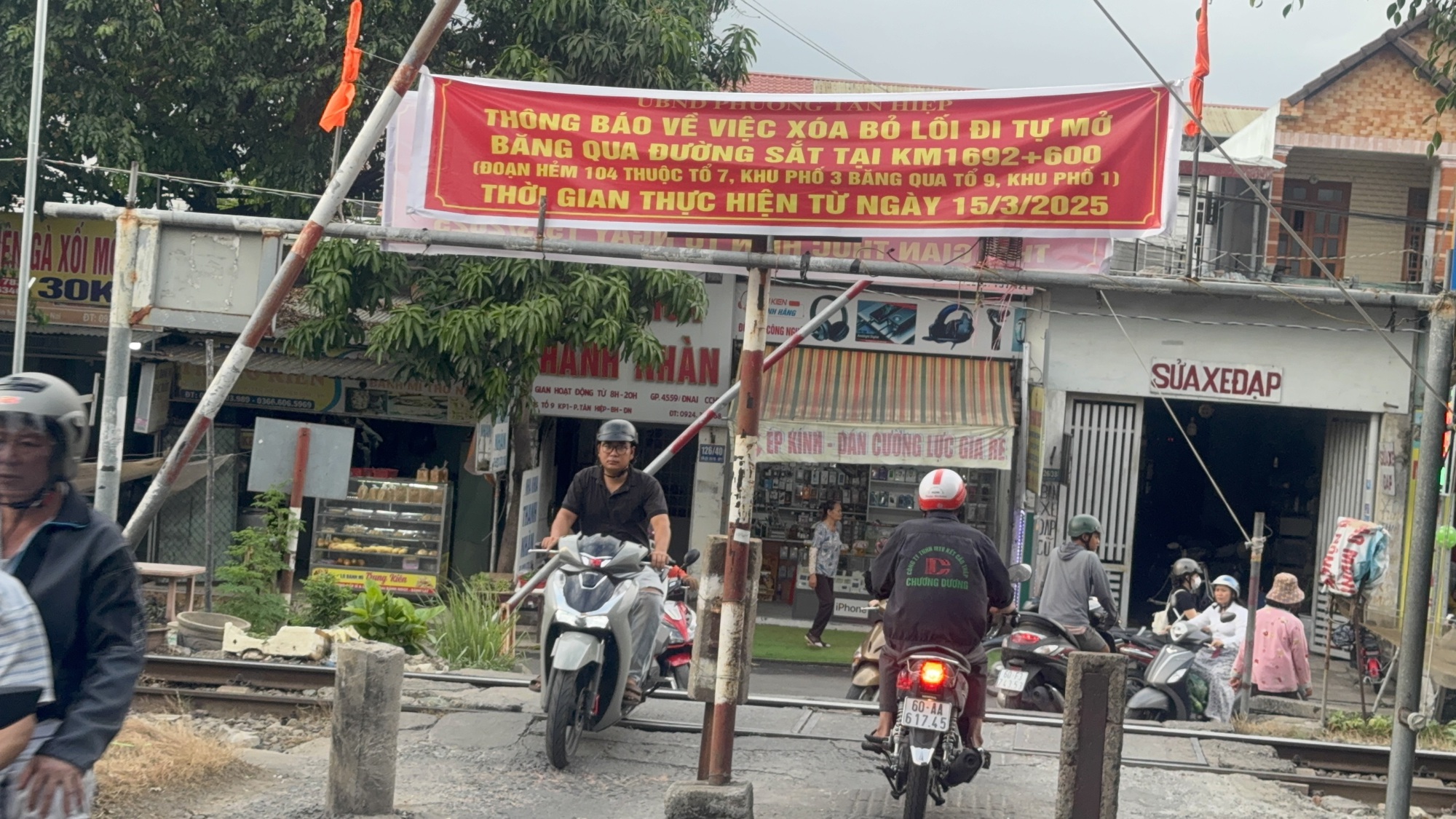 Bắt đầu xóa lối đi tự mở ngang đường sắt qua Biên Hòa- Ảnh 2. Bắt đầu xóa lối đi tự mở ngang đường sắt qua Biên Hòa- Ảnh 2.