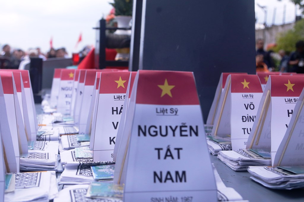 Dâng hương, thả vòng hoa tưởng niệm 64 liệt sĩ hy sinh tại Gạc Ma - Ảnh 2. Dâng hương, thả vòng hoa tưởng niệm 64 liệt sĩ hy sinh tại Gạc Ma - Ảnh 2.