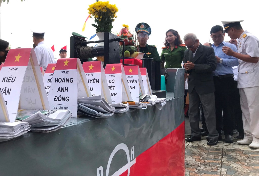 Dâng hương, thả vòng hoa tưởng niệm 64 liệt sĩ hy sinh tại Gạc Ma - Ảnh 3. Dâng hương, thả vòng hoa tưởng niệm 64 liệt sĩ hy sinh tại Gạc Ma - Ảnh 3.