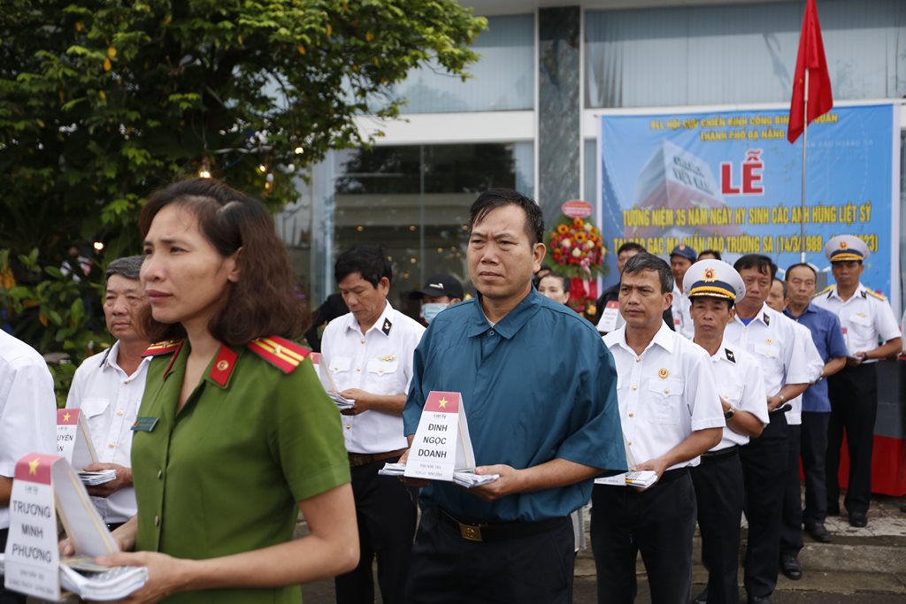 Dâng hương, thả vòng hoa tưởng niệm 64 liệt sĩ hy sinh tại Gạc Ma - Ảnh 5. Dâng hương, thả vòng hoa tưởng niệm 64 liệt sĩ hy sinh tại Gạc Ma - Ảnh 5.