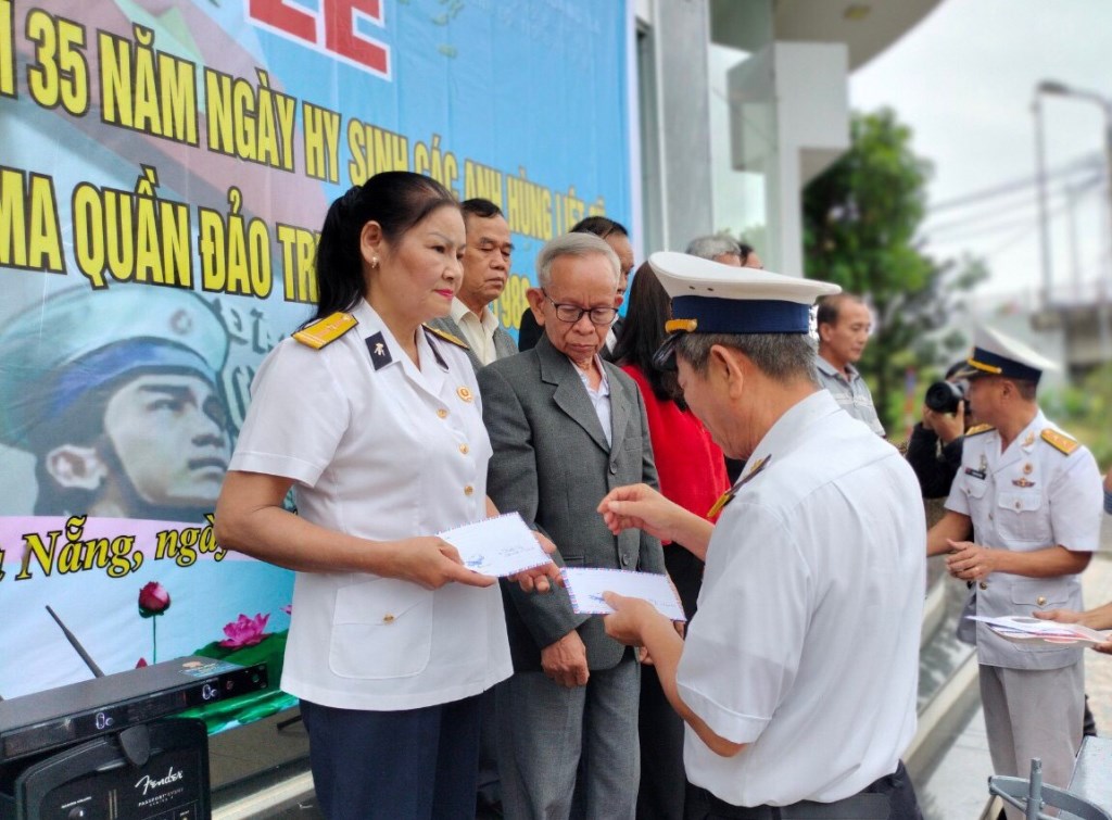 Dâng hương, thả vòng hoa tưởng niệm 64 liệt sĩ hy sinh tại Gạc Ma - Ảnh 6. Dâng hương, thả vòng hoa tưởng niệm 64 liệt sĩ hy sinh tại Gạc Ma - Ảnh 6.
