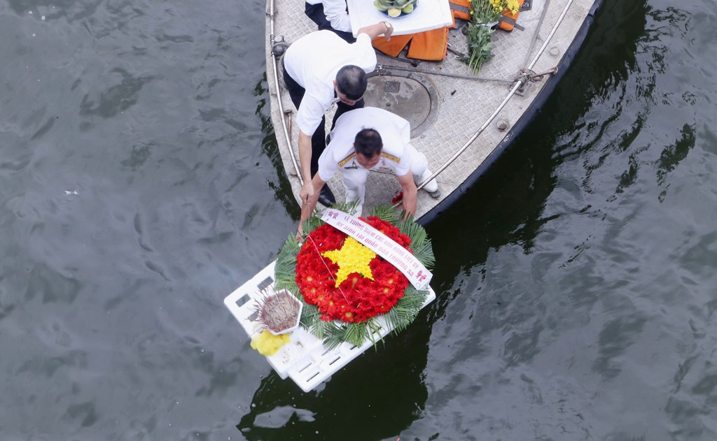 Dâng hương, thả vòng hoa tưởng niệm 64 liệt sĩ hy sinh tại Gạc Ma - Ảnh 7. Dâng hương, thả vòng hoa tưởng niệm 64 liệt sĩ hy sinh tại Gạc Ma - Ảnh 7.