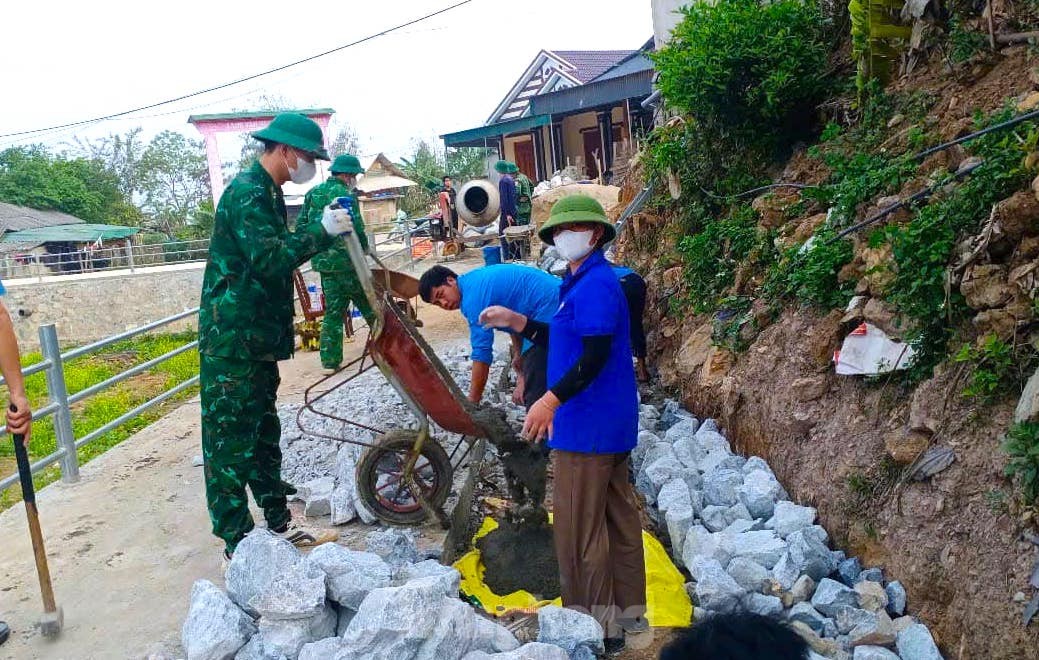 Thanh niên góp sức dựng nhà cho hộ nghèo ảnh 10