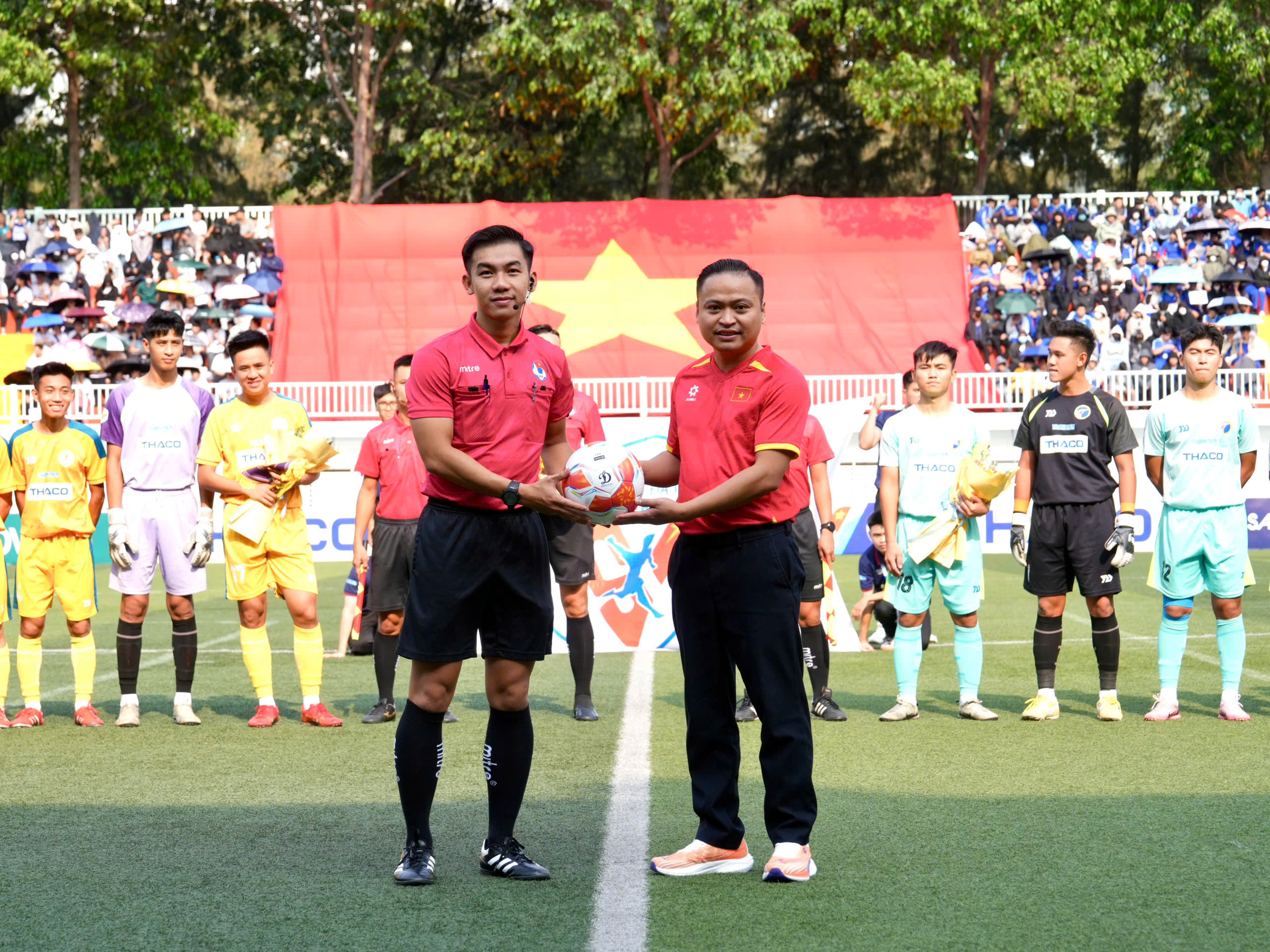 Rực lửa chung kết TNSV THACO cup 2025: Vinh quang không chỉ dành riêng nhà vô địch - Ảnh 13.