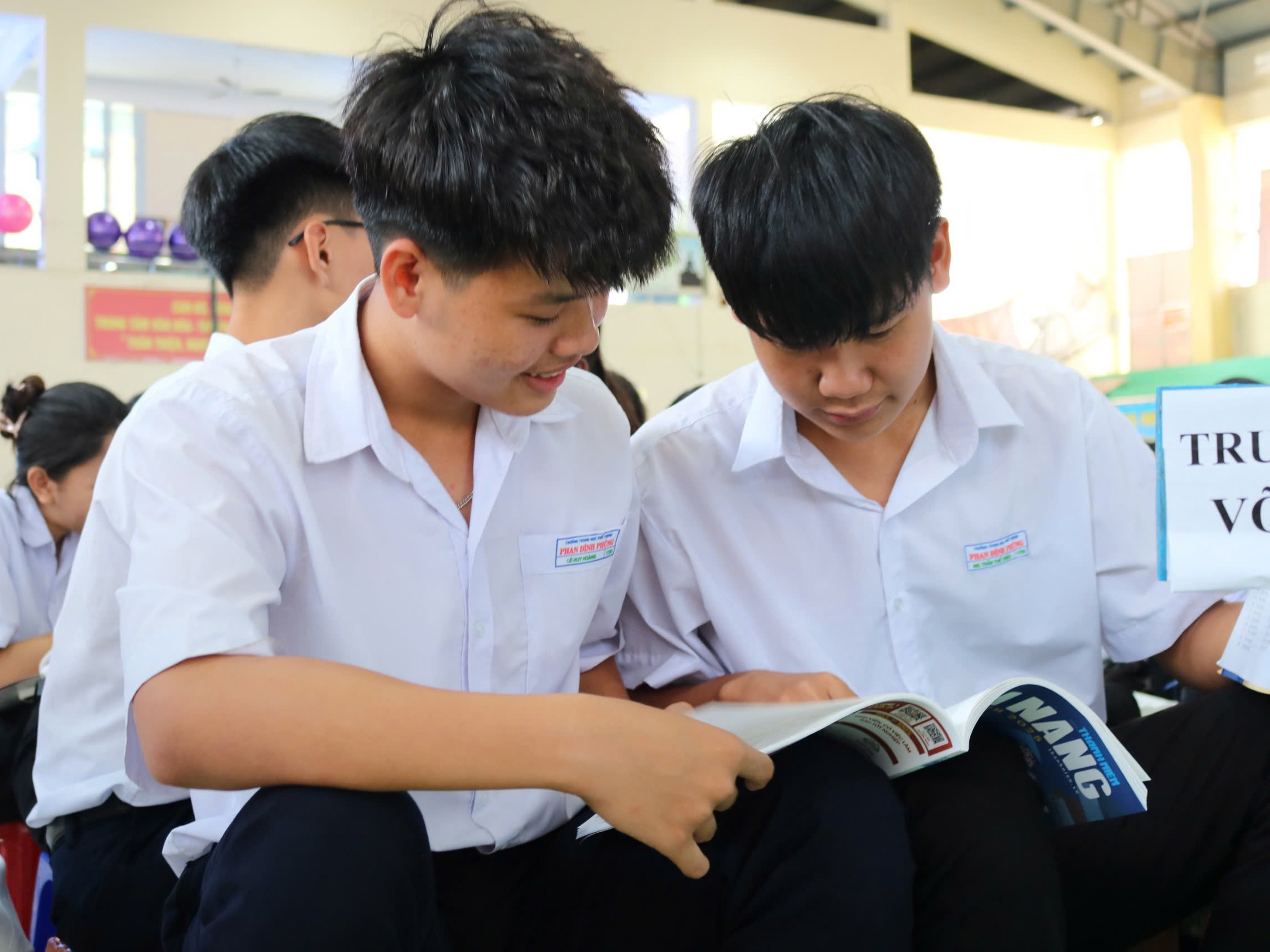 Cẩm nang tuyển sinh và gian hàng tư vấn cung cấp nhiều thông tin bổ ích - Ảnh 2.