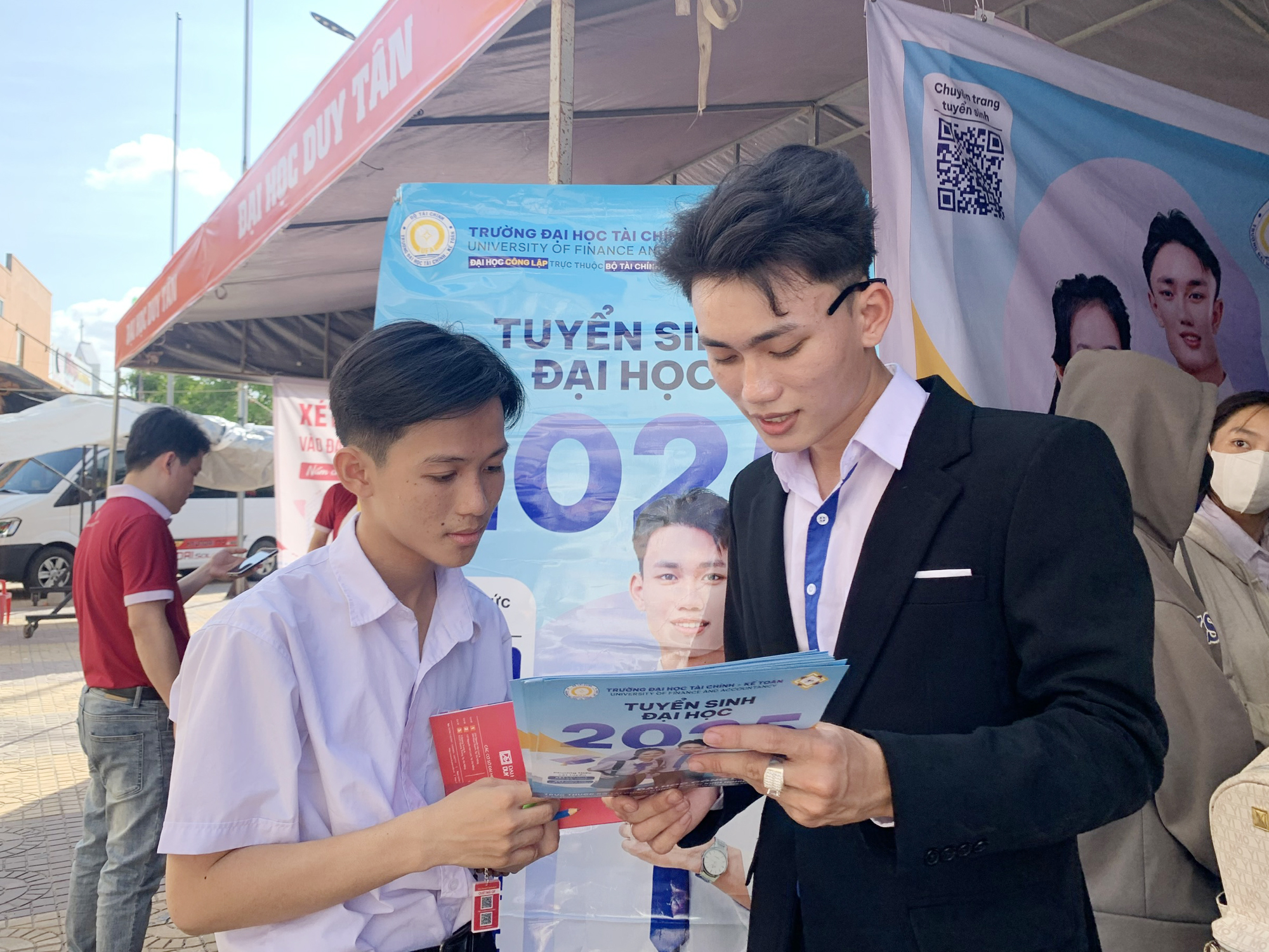 Cẩm nang tuyển sinh và gian hàng tư vấn cung cấp nhiều thông tin bổ ích - Ảnh 3.
