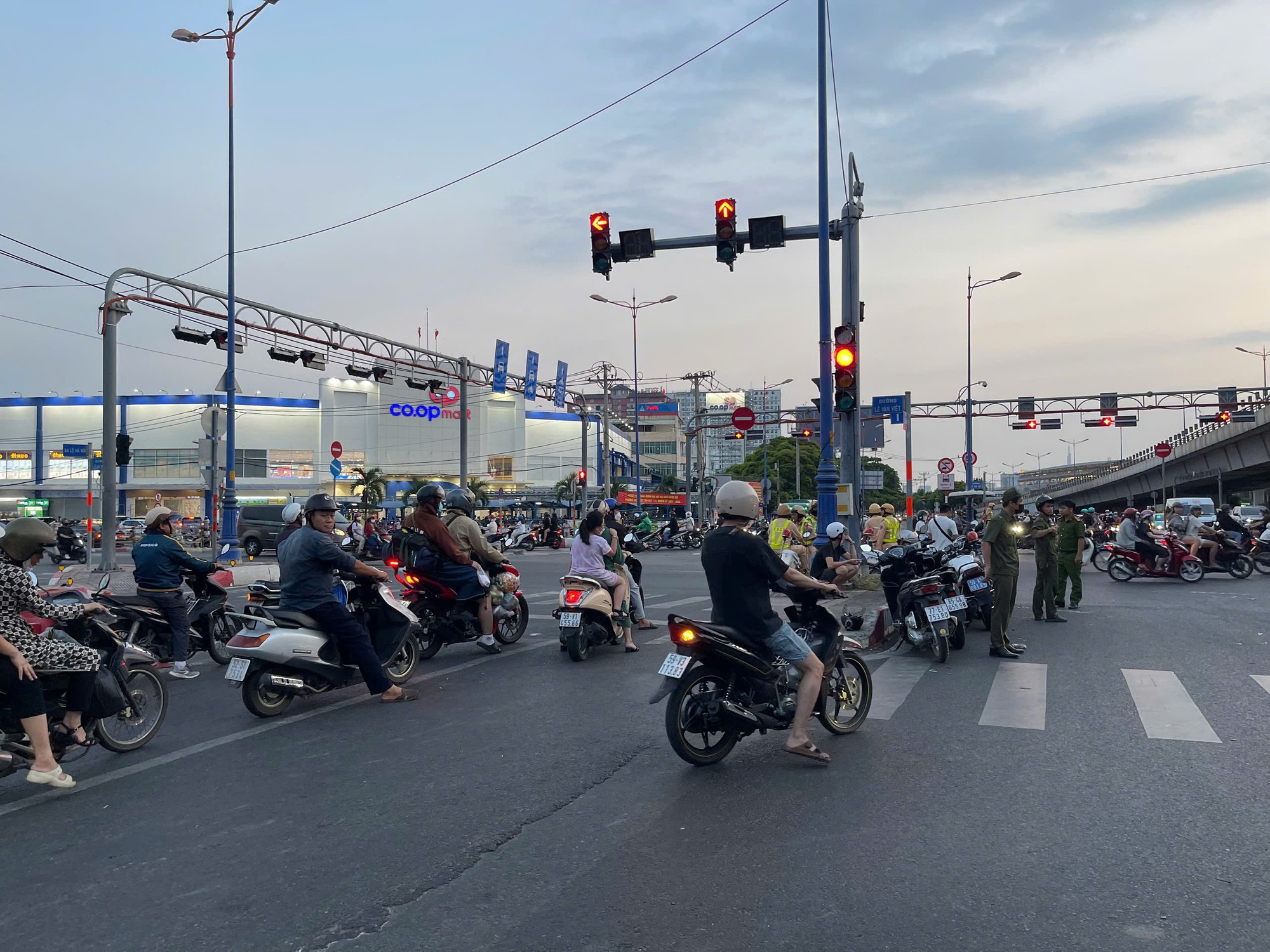 Camera ghi lại khoảnh khắc nữ tài xế ô tô Mercedes Camera ghi lại khoảnh khắc nữ tài xế ô tô Mercedes