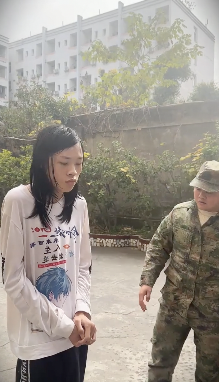 Cậu bé nằm nhà chơi điện thoại suốt 5 năm vì sợ đến trường: Quyết định Cậu bé nằm nhà chơi điện thoại suốt 5 năm vì sợ đến trường: Quyết định