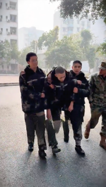Cậu bé nằm nhà chơi điện thoại suốt 5 năm vì sợ đến trường: Quyết định Cậu bé nằm nhà chơi điện thoại suốt 5 năm vì sợ đến trường: Quyết định