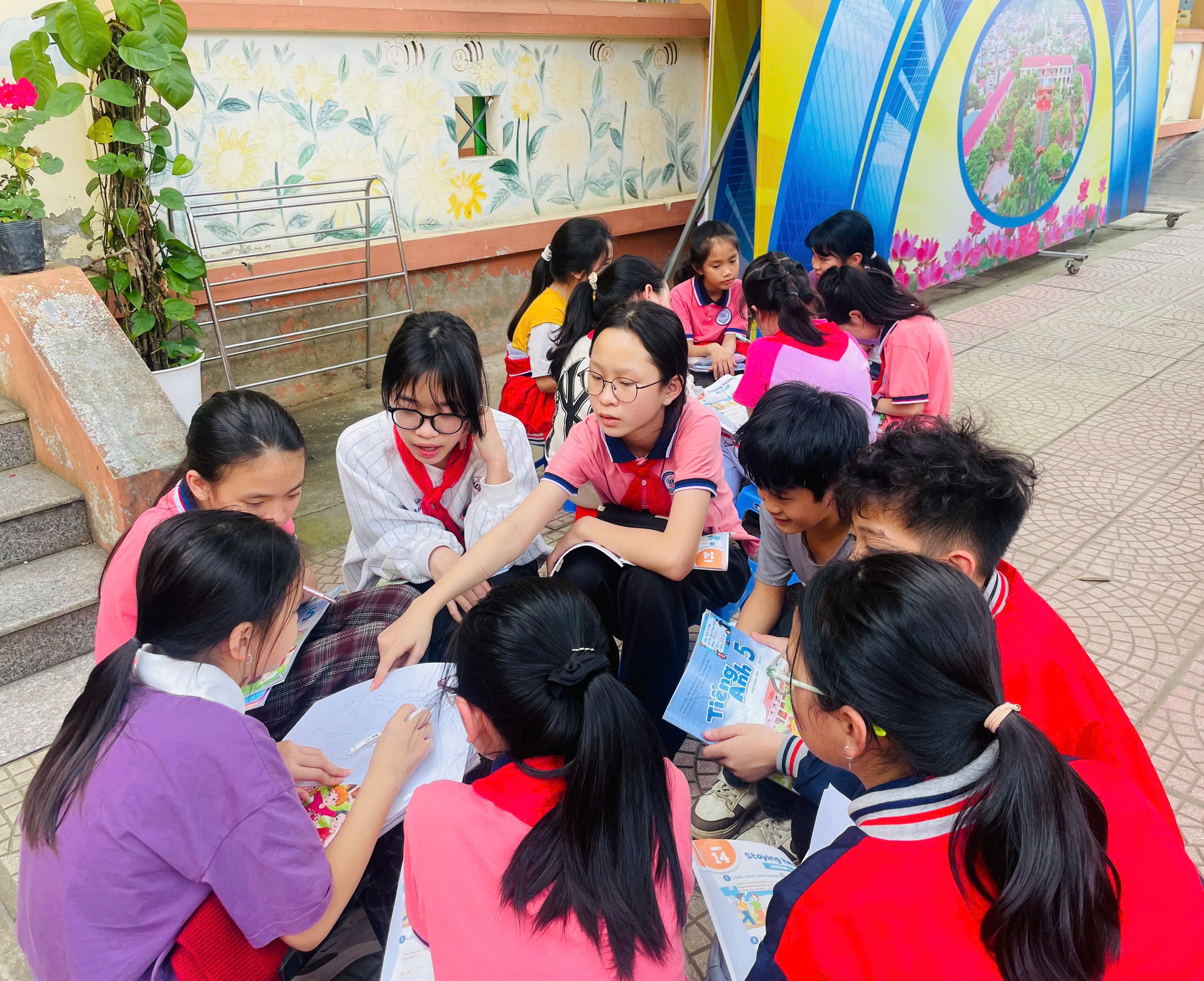 Giáo viên sáng tạo, môi trường thoải mái giúp học sinh tự tin sử dụng tiếng Anh- Ảnh 3. Giáo viên sáng tạo, môi trường thoải mái giúp học sinh tự tin sử dụng tiếng Anh- Ảnh 3.