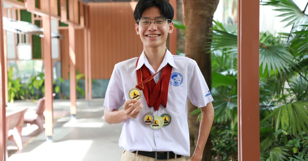 Nam sinh TP.HCM sở hữu 17 huy chương học thuật bằng tiếng Anh lớn nhất thế giới
