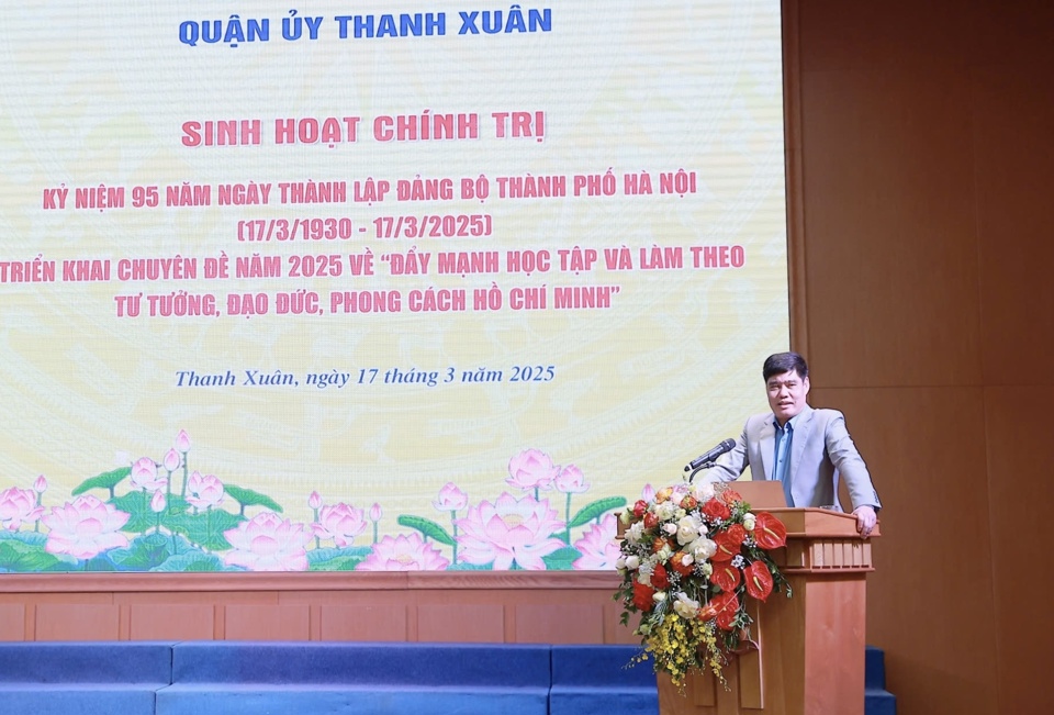 PGS.TS Lê Văn Cường - Phó Viện trưởng Viện Xây dựng Đảng, Học viện Chính trị Quốc gia Hồ Chí Minh truyền đạt nội dung về lịch sử 95 năm xây dựng và phát triển của Đảng bộ TP Hà Nội gắn với tư tưởng chỉ đạo của Đảng ta về kỷ nguyên mới - kỷ nguyên phát triển giàu mạnh, thịnh vượng của dân tộc