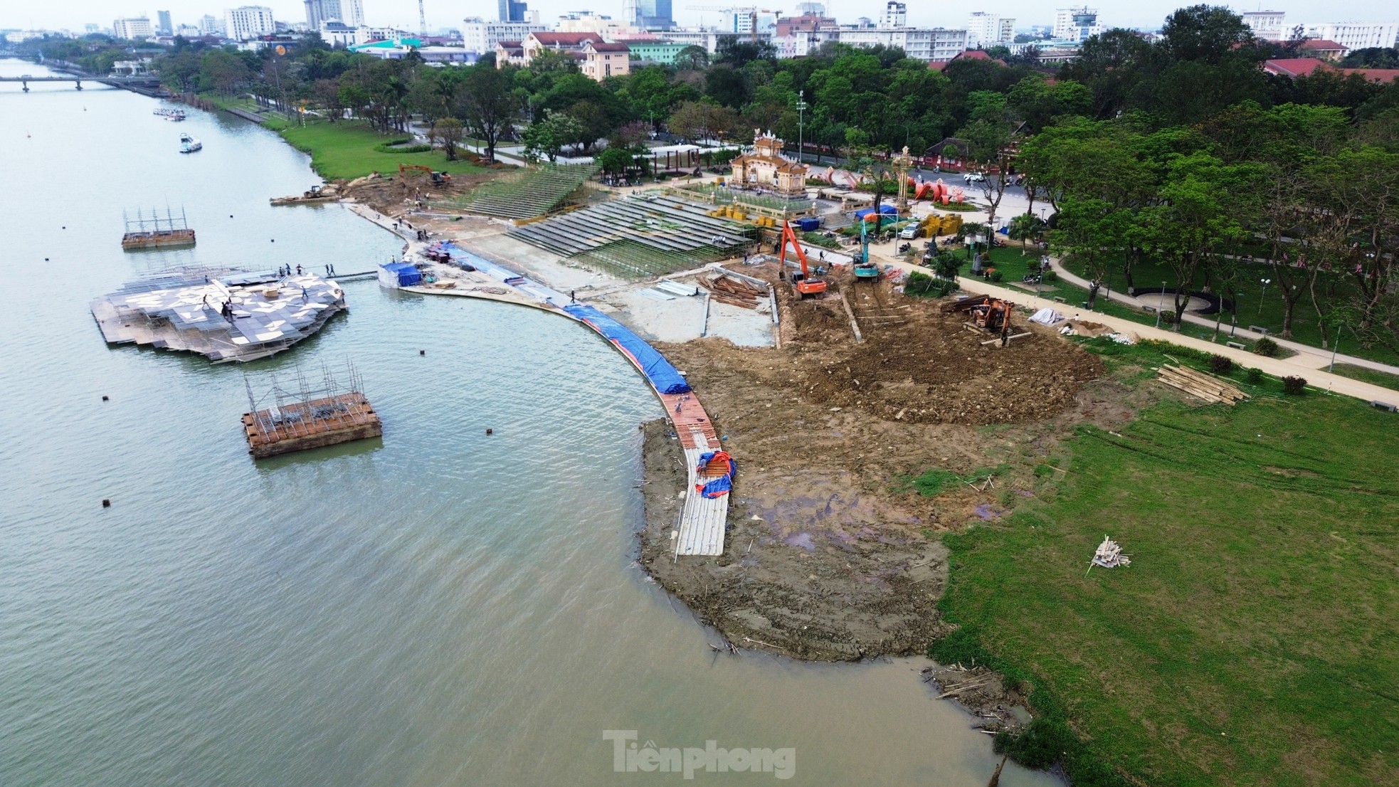 Nhìn gần sân khấu bán thực cảnh hàng chục tỷ lần đầu xuất hiện ven sông Hương ảnh 13