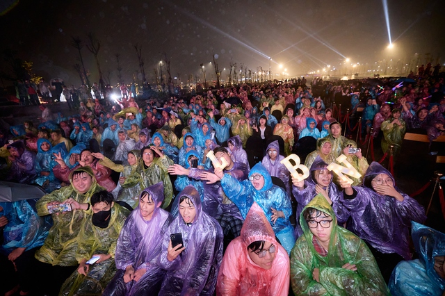 Hà Nam "bùng cháy" với đêm nhạc "Rising Star" dưới mưa, khai màn cho Hà Nam Music Festival 2025

 - Ảnh 5.