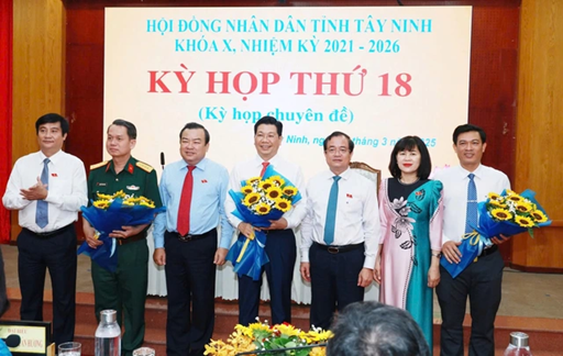 Phó Bí thư Thường trực Tỉnh ủy Phạm Hùng Thái, Quyền Chủ tịch UBND tỉnh Tây Ninh Nguyễn Hồng Thanh và Thường trực HĐND tỉnh tặng hoa chúc mừng ông Nguyễn Mạnh Hùng và các đồng chí được bầu bổ sung Ủy viên UBND tỉnh Tây Ninh nhiệm kỳ 2021-2026. Ảnh: T.N