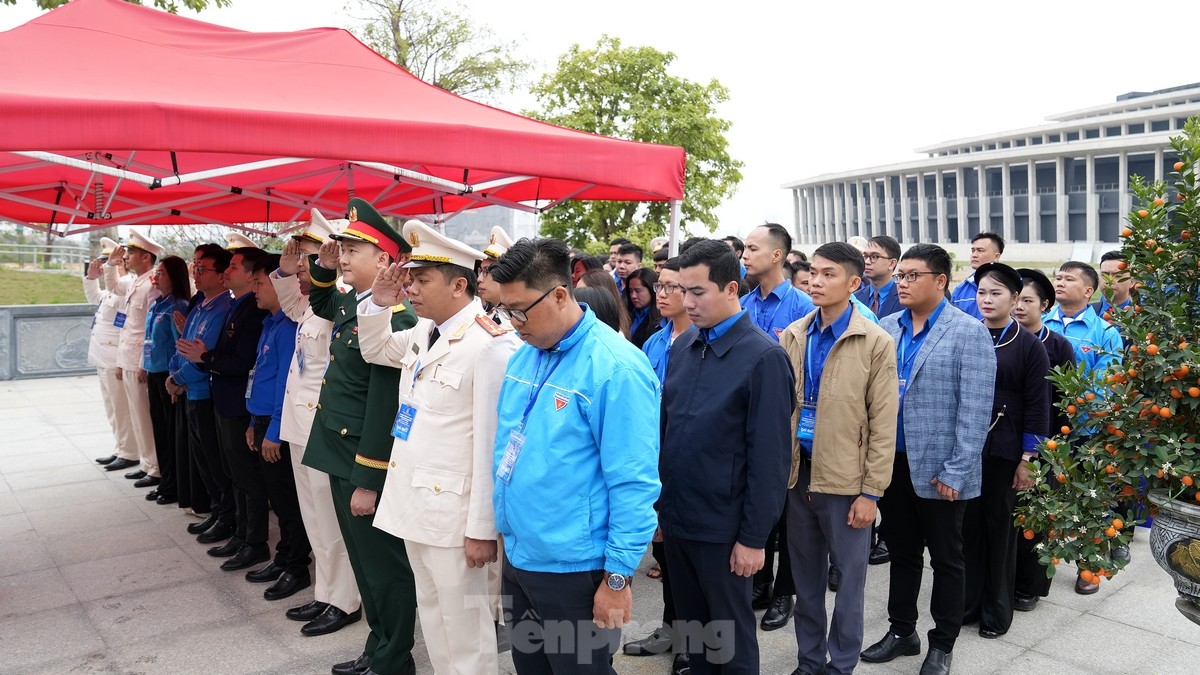 Đại biểu nhận Giải thưởng Lý Tự Trọng tham quan Bảo tàng Lịch sử Quân sự Việt Nam ảnh 5