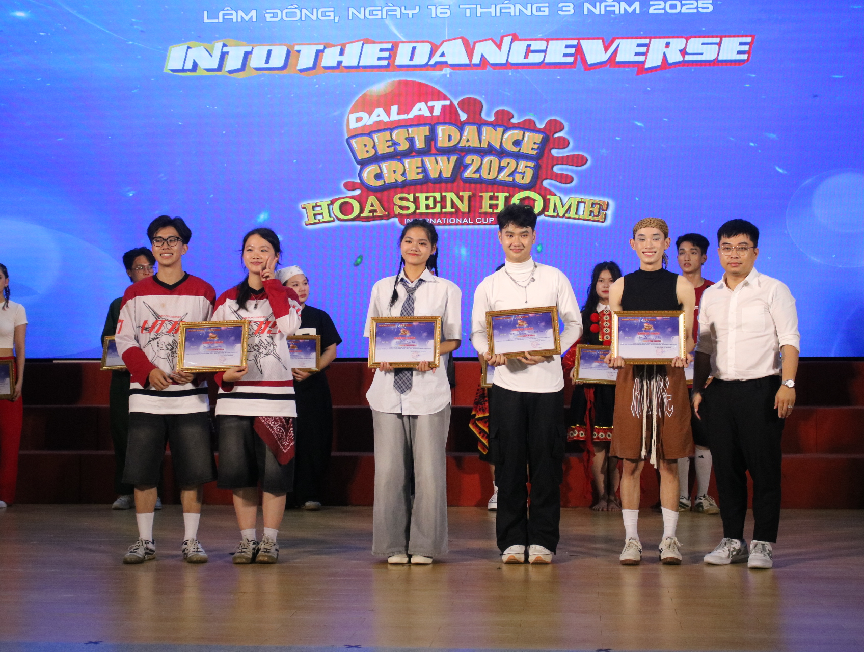 4 giải khuyến khích thuộc về Hercule - YU Crew; CDC; DucTrong Dancing; THPT Nguyễn Du