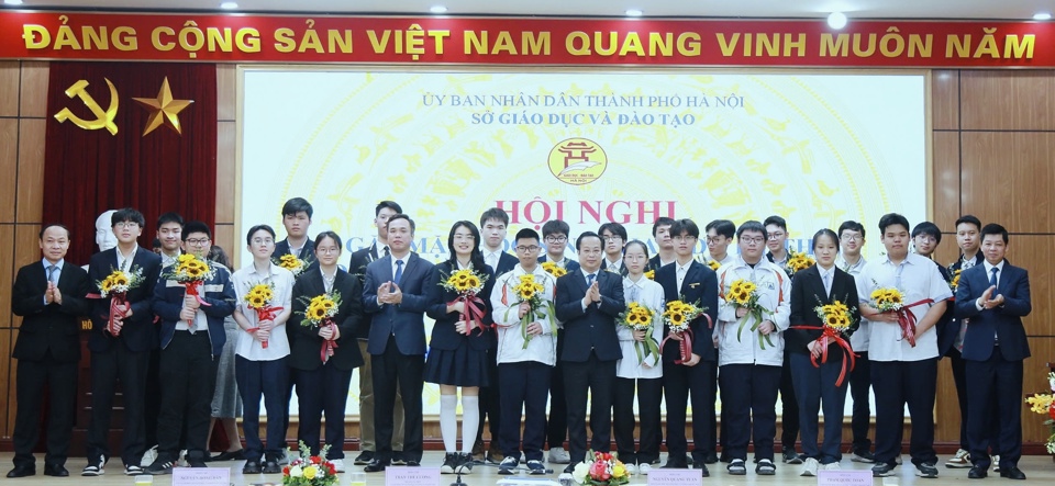 Lãnh đạo Sở GD&ĐT Hà Nội chúc mừng 24 học sinh xuất sắc.