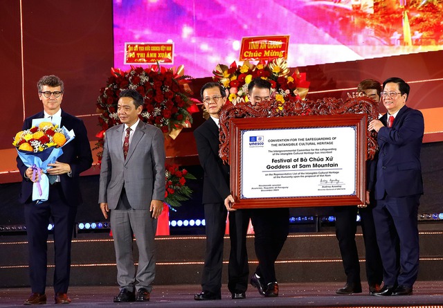 An Giang long trọng đón bằng công nhận của UNESCO và khai hội Vía Bà Chúa Xứ núi Sam - Ảnh 2. An Giang long trọng đón bằng công nhận của UNESCO và khai hội Vía Bà Chúa Xứ núi Sam - Ảnh 2.
