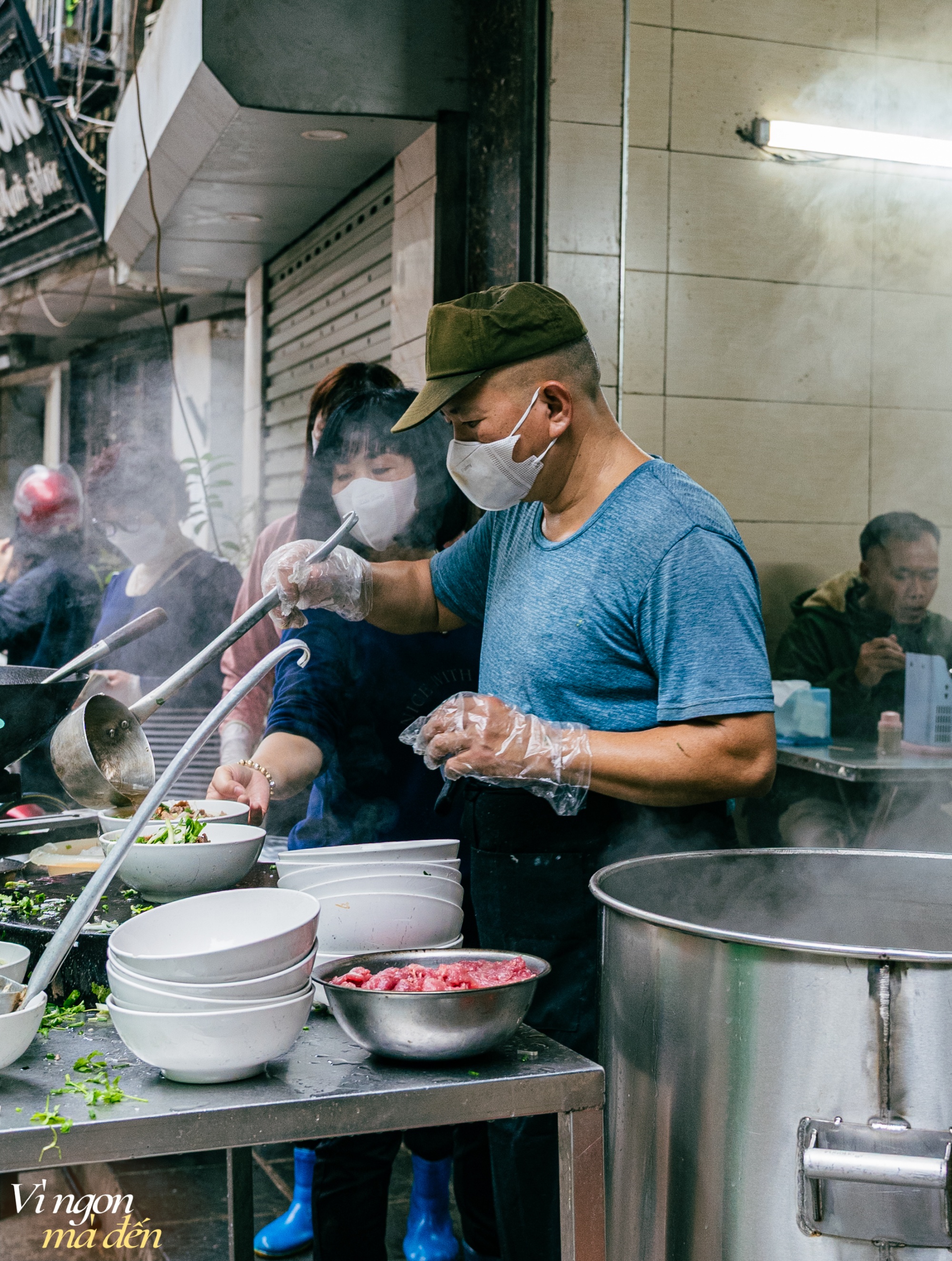 Quán phở bò nhiều năm giữ mức giá 25.000 đồng, mỗi sáng bán 400 bát, "cháy hàng" nhất vẫn luôn là phở tái lăn  - Ảnh 12.