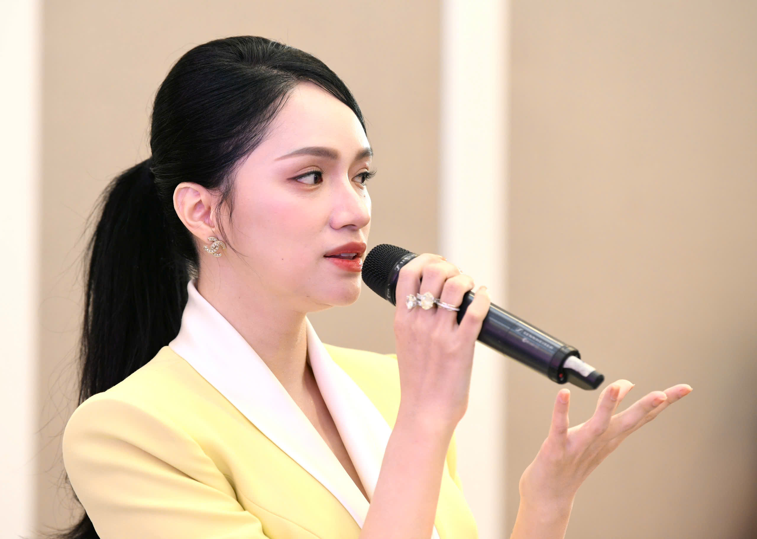 Hoa hậu Thanh Thủy nói gì khi là giám khảo trẻ nhất chấm thi chung khảo Hoa hậu Việt Nam 2024? - Ảnh 3. Hoa hậu Thanh Thủy nói gì khi là giám khảo trẻ nhất chấm thi chung khảo Hoa hậu Việt Nam 2024? - Ảnh 5.
