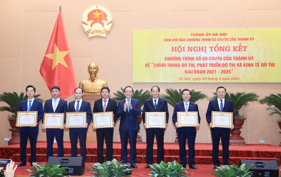 Phó Bí thư Thành ủy, Chủ tịch HĐND TP Hà Nội Nguyễn Ngọc Tuấn trao Bằng khen của Ban thường vụ Thành ủy tới các tập thể, cá nhân xuất sắc trong thực hiện Chương trình 03-CTr/TU