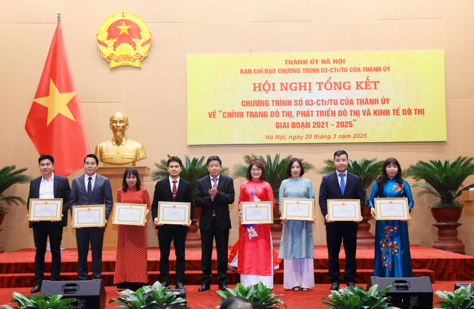 Phó Chủ tịch UBND TP Hà Nội Dương Đức Tuấn trao Bằng khen của UBND TP tới các cá nhân xuất sắc