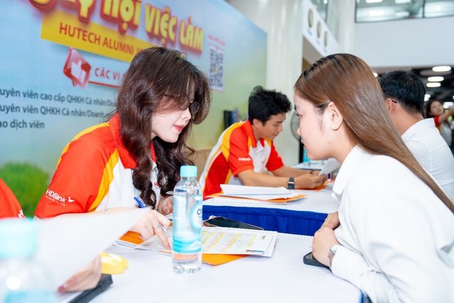 Hàng nghìn sinh viên tìm việc, kết nối cùng anh chị cựu sinh viên tại HUTECH ALUMNI JOB FAIR 2025 - Ảnh 2.