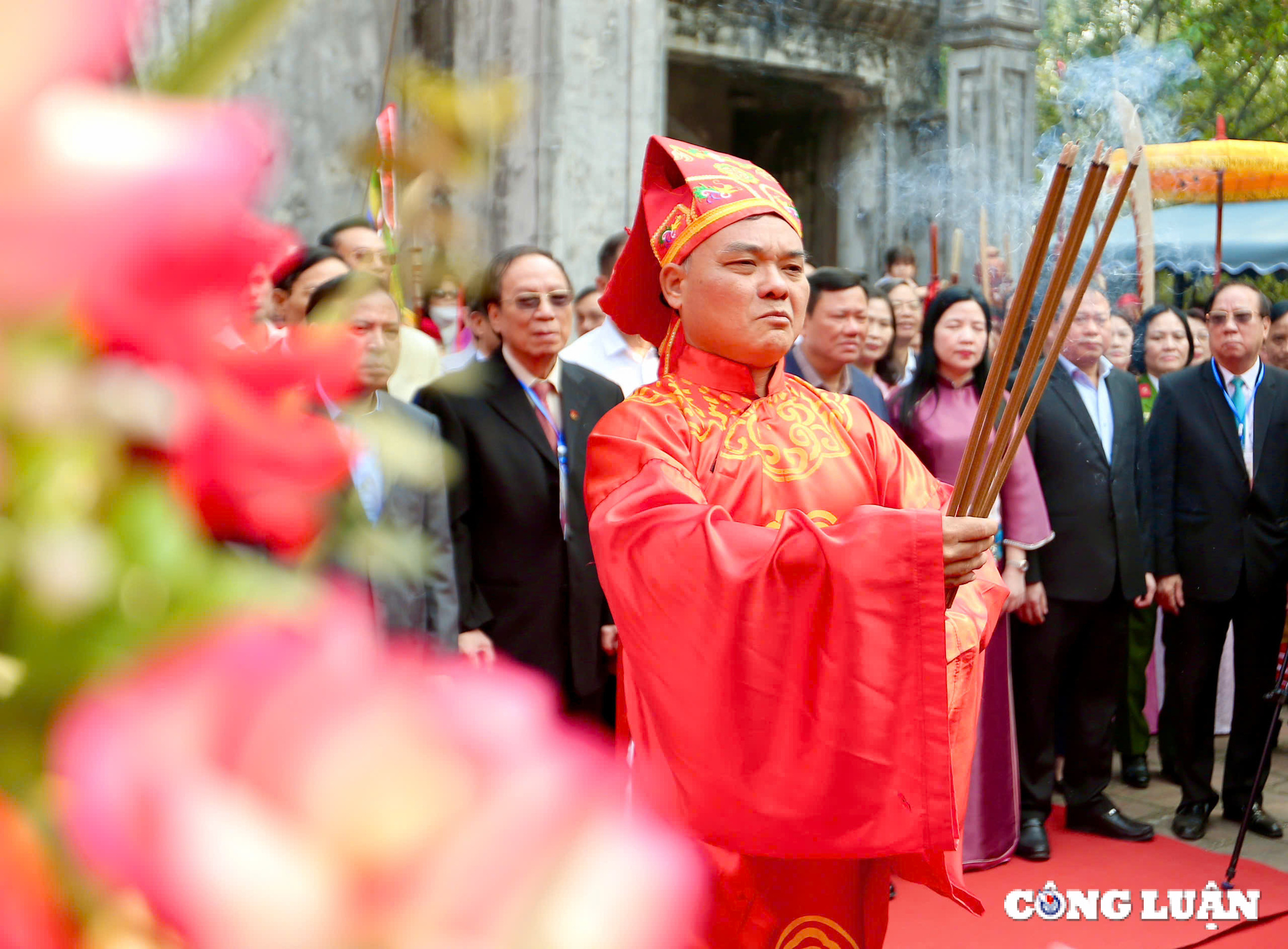 dong dao nguoi dan tham du le hoi den ba trieu nam 2025 hinh 2