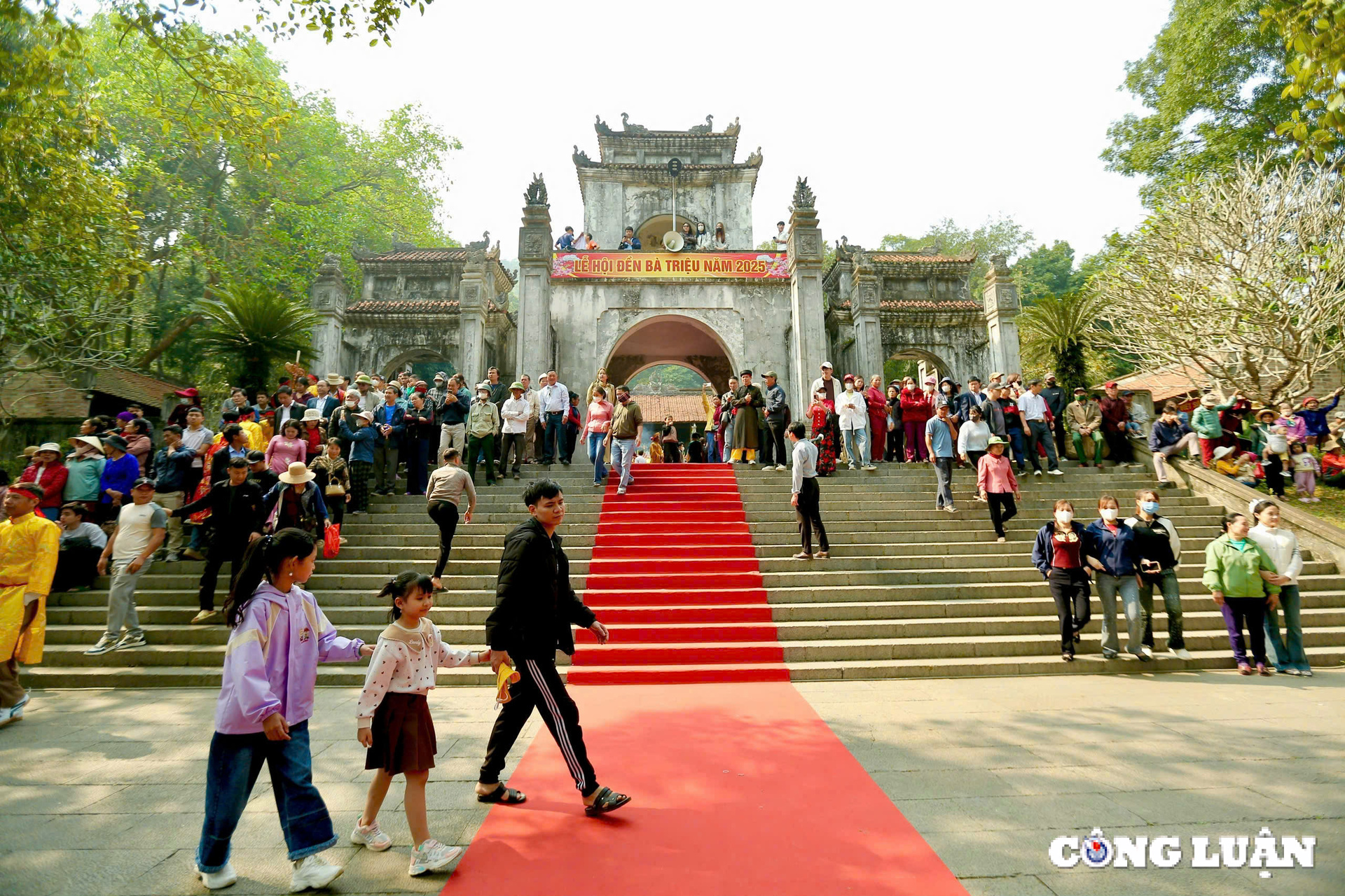 dong dao nguoi dan tham du le hoi den ba trieu nam 2025 hinh 5