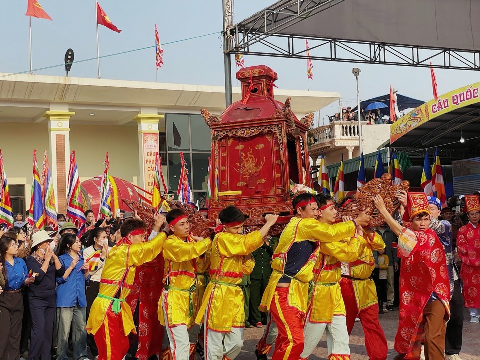 Lễ hội Cầu Ngư diễn ra với không khí sôi động cùng nhiều hoạt động  như: Rước kiệu, rước cỗ, rước và tiễn hóa Long Châu; biểu diễn trống hội, nhạc lưu thủy, dâng hương tại tại Trung tâm văn hóa xã Ngư Lộc.