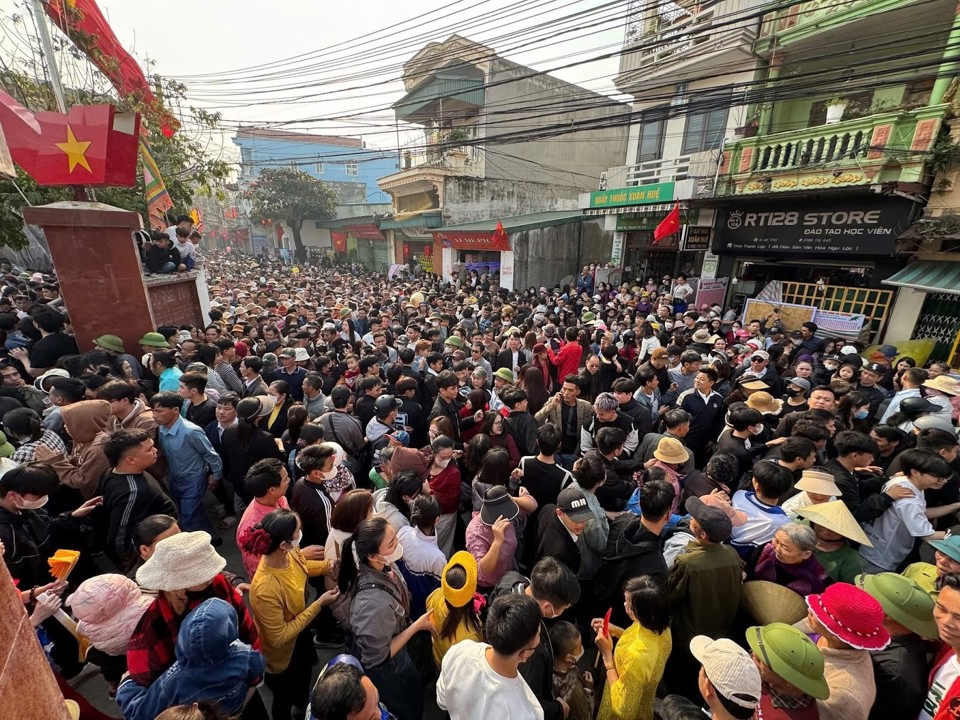 Hàng nghìn người dân, du khách đến trẩy hội tạo nên không khi đông vui, nhộn nhịp. 