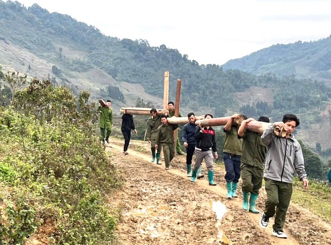 Tuổi trẻ Lào Cai cõng vật liệu, băng đèo dốc hỗ trợ người dân xóa nhà tạm ảnh 4