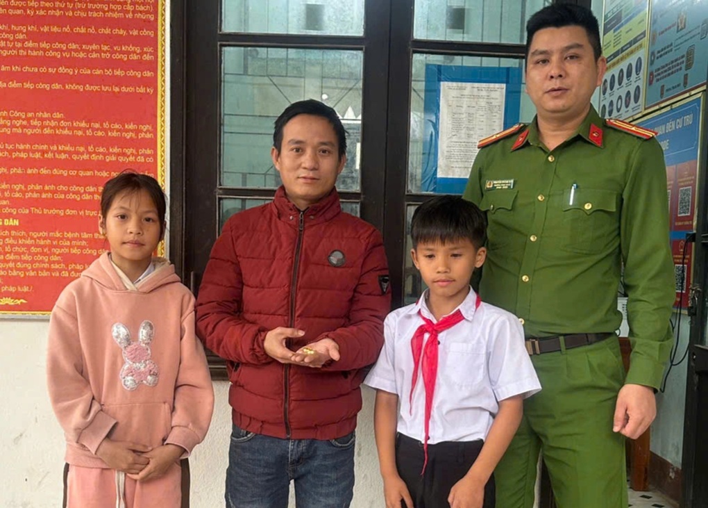 Nhặt được 1 cây vàng, 2 học sinh lớp 4 nhờ công an trả lại người đánh rơi - 1