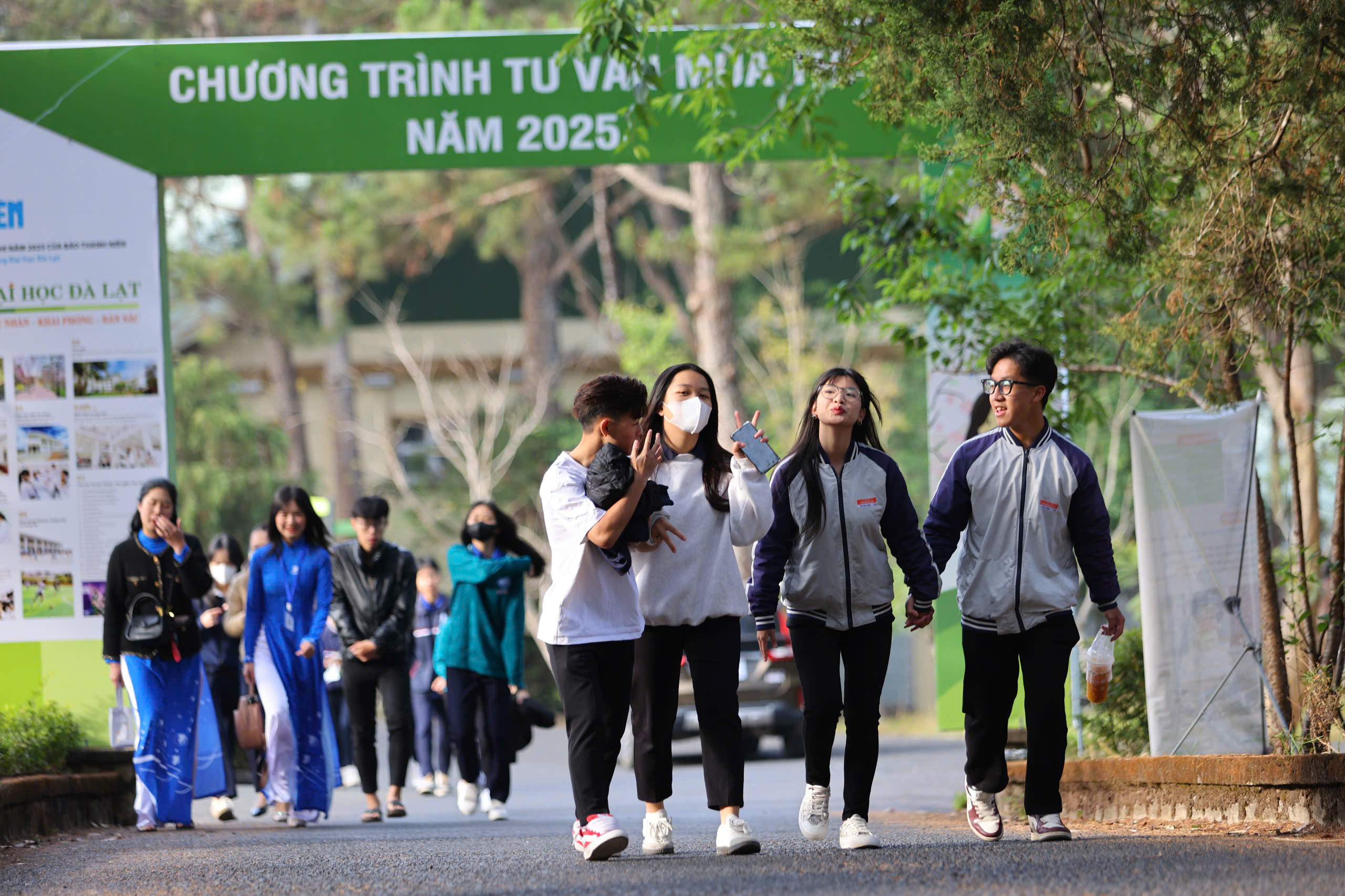 Sáng cuối tuần tại Đà Lạt, thành phố mờ sương ý nghĩa với học sinh cuối cấp - Ảnh 10.