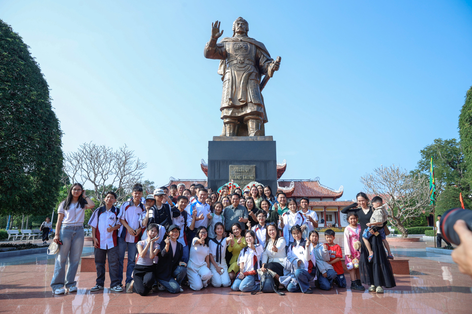 Thủ tướng chụp ảnh lưu niện với các học sinh tham gia chương trình ngoại khóa tại khu di tích đền thờ Tây Sơn Tam Kiệt - Ảnh: VGP/Nhật Bắc  