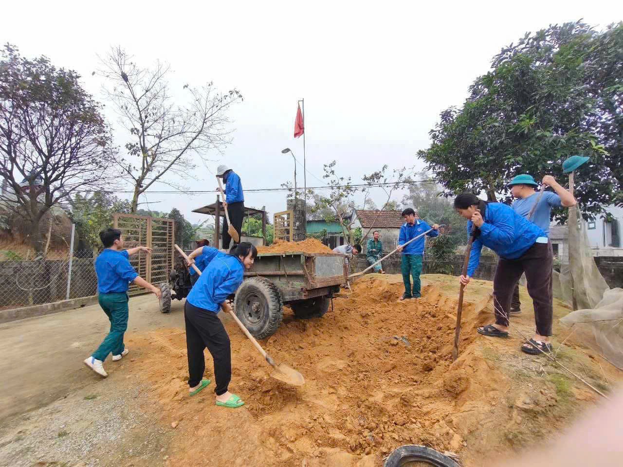 Thanh niên Hà Tĩnh ra quân hỗ trợ xây dựng nông thôn mới ảnh 12