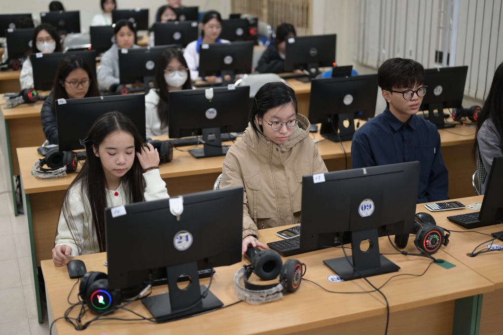 Thí sinh khăn gói dự thi V-SAT đánh giá đầu vào đại học đầu tiên năm 2025 - 4 Thí sinh khăn gói dự thi V-SAT đánh giá đầu vào đại học đầu tiên năm 2025 - 4