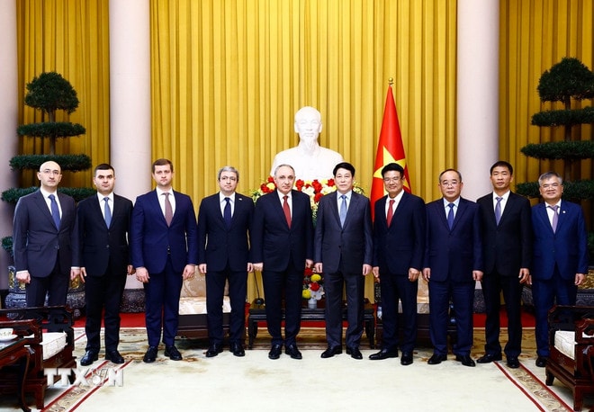 Chủ tịch nước Lương Cường với Viện trưởng Viện Kiểm sát Tối cao Azerbaijan Kamran Bayram Aliyev và các đại biểu. (Ảnh: Lâm Khánh/TTXVN) ttxvn-2403-chu-tich-nuoc-viet-nam-azerbaijan-1.jpg