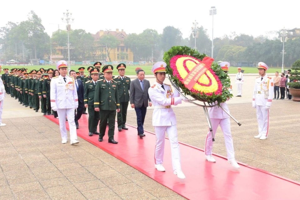 Đoàn đại biểu vào Lăng viếng Bác. Ảnh: Hữu Thu