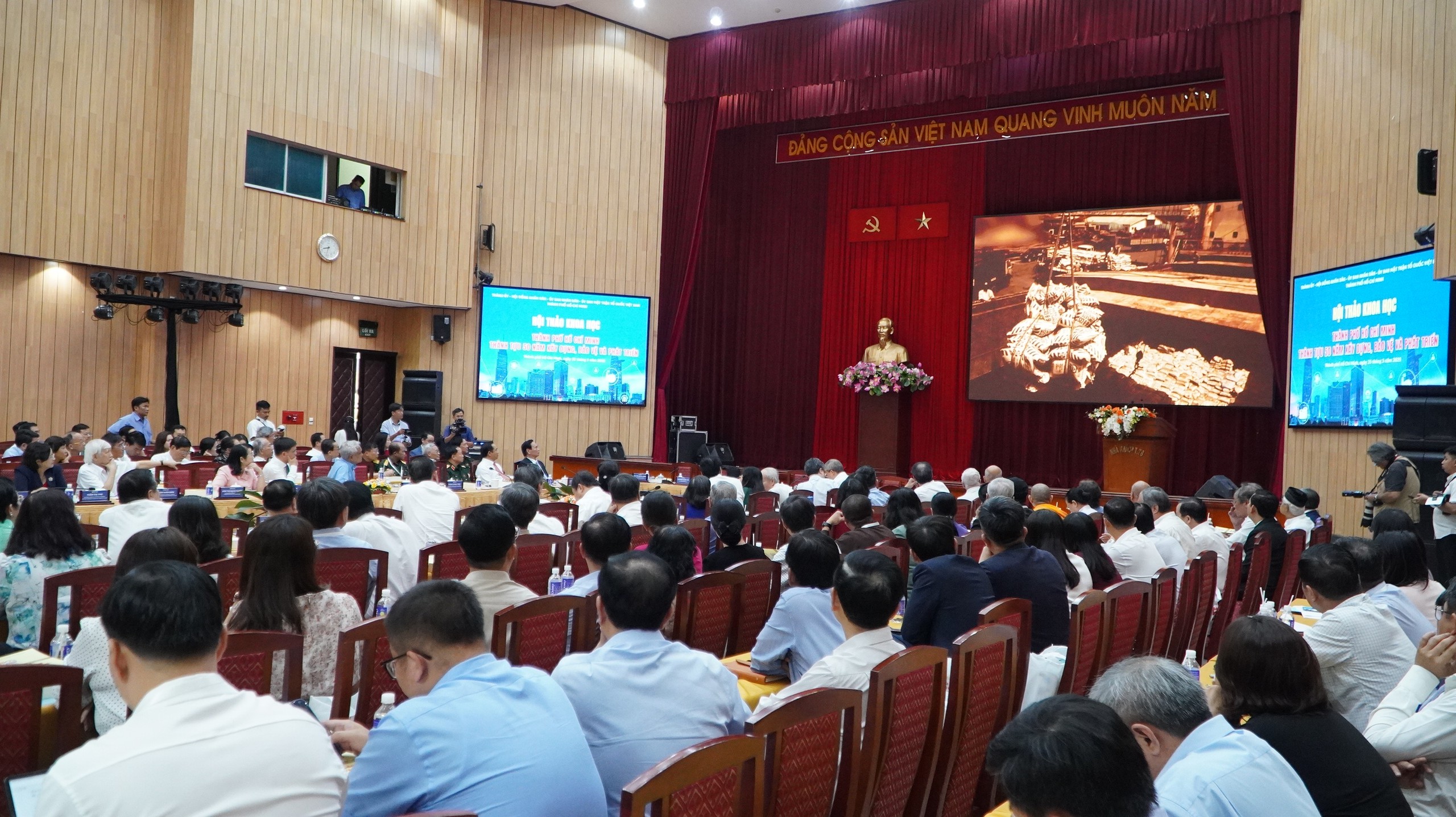 Kinh tế TP HCM có sự phát triển vượt bậc trong 50 năm qua- Ảnh 2. Kinh tế TP HCM có sự phát triển vượt bậc trong 50 năm qua- Ảnh 2.