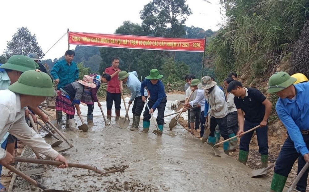 Lãnh đạo huyện Mù Cang Chải tham gia đổ bê tông đường giao thông nông thôn với bà con Nhân dân