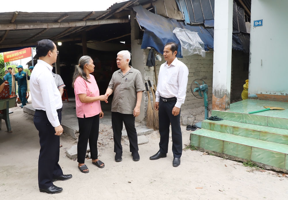 Bí thư Tỉnh ủy Nguyễn Văn Lợi và đoàn công tác trao tặng kinh phí xây nhà và quà cho người dân gặp khó khăn về nhà ở trên địa bàn huyện Phú Giáo. Ảnh:BDO