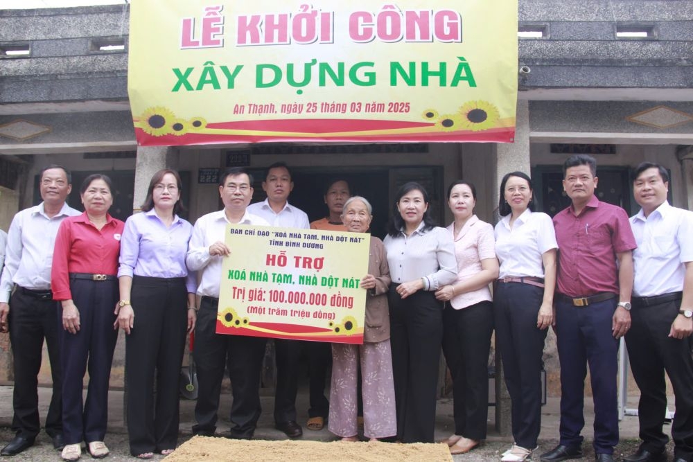 Ông Nguyễn Văn Minh và các đại biểu thực hiện nghi thức khởi công xây dựng mới nhà cho cụ bà Cao Thị Nhỏ. Ảnh BDO