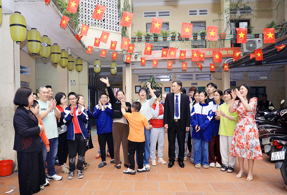 Việc thông báo tiếp tục mở cửa đón học sinh khuyết tật đến trường, không để gián đoạn học tập của các em mang đến niềm vui chung cho cán bộ, giáo viên, nhân viên, phụ huynh và học sinh nhà trường.