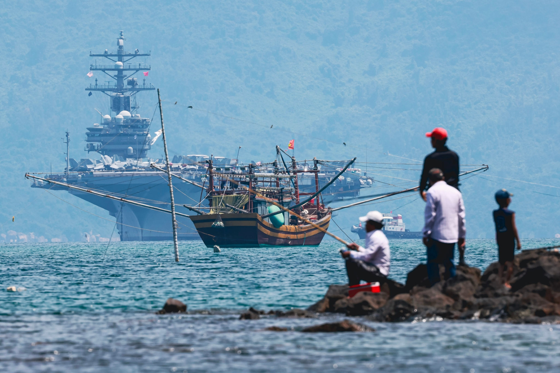Đề xuất quy định về tàu sân bay, tàu chạy bằng năng lượng hạt nhân vào Việt Nam