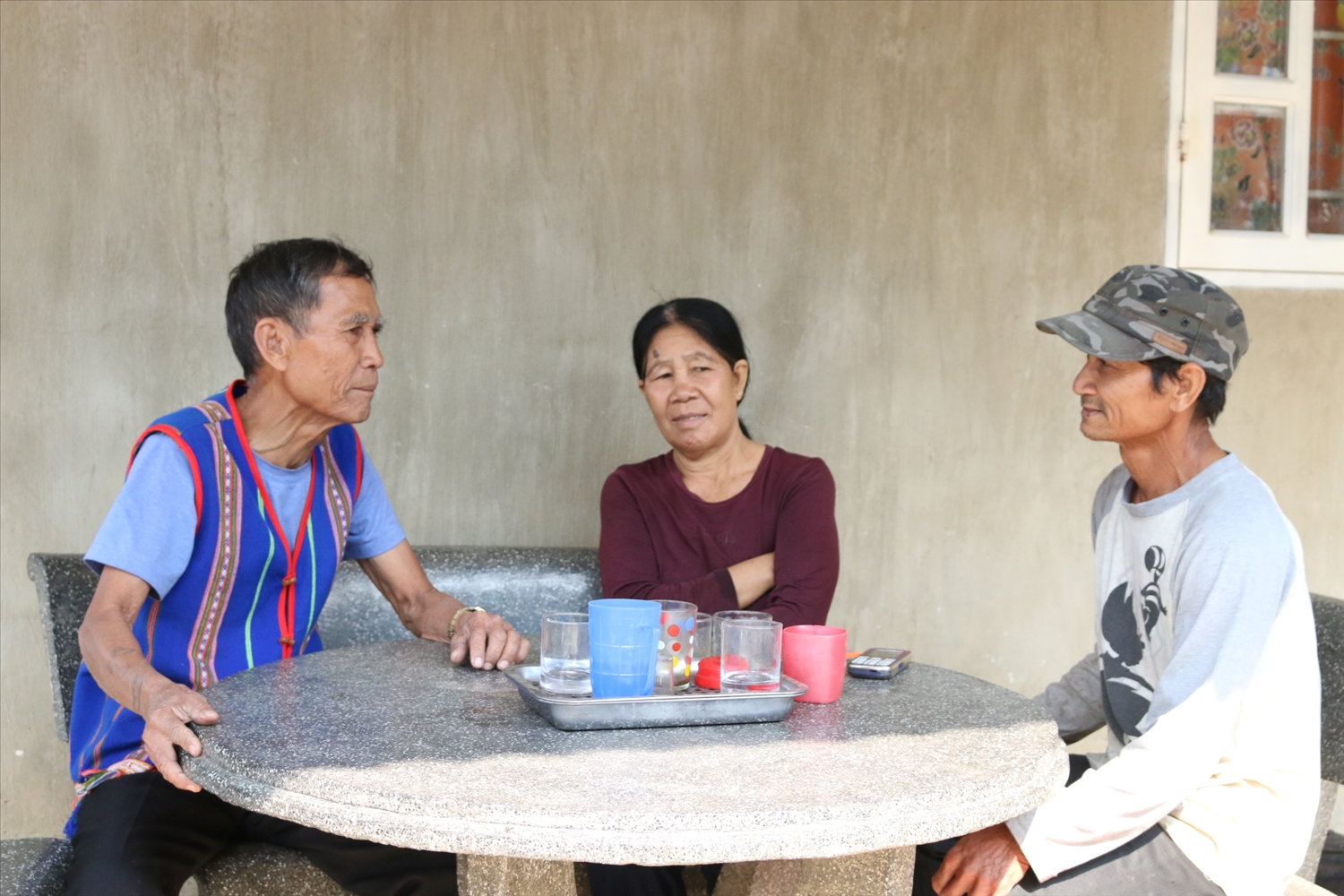 Già làng A Chiêu (bên trái) thường xuyên đến từng nhà thăm hỏi bà con và kết hợp tuyên truyền, vận động để bà con chăm lo phát triển kinh tế Già làng A Chiêu (bên trái) thường xuyên đến từng nhà thăm hỏi bà con và kết hợp tuyên truyền, vận động để bà con chăm lo phát triển kinh tế
