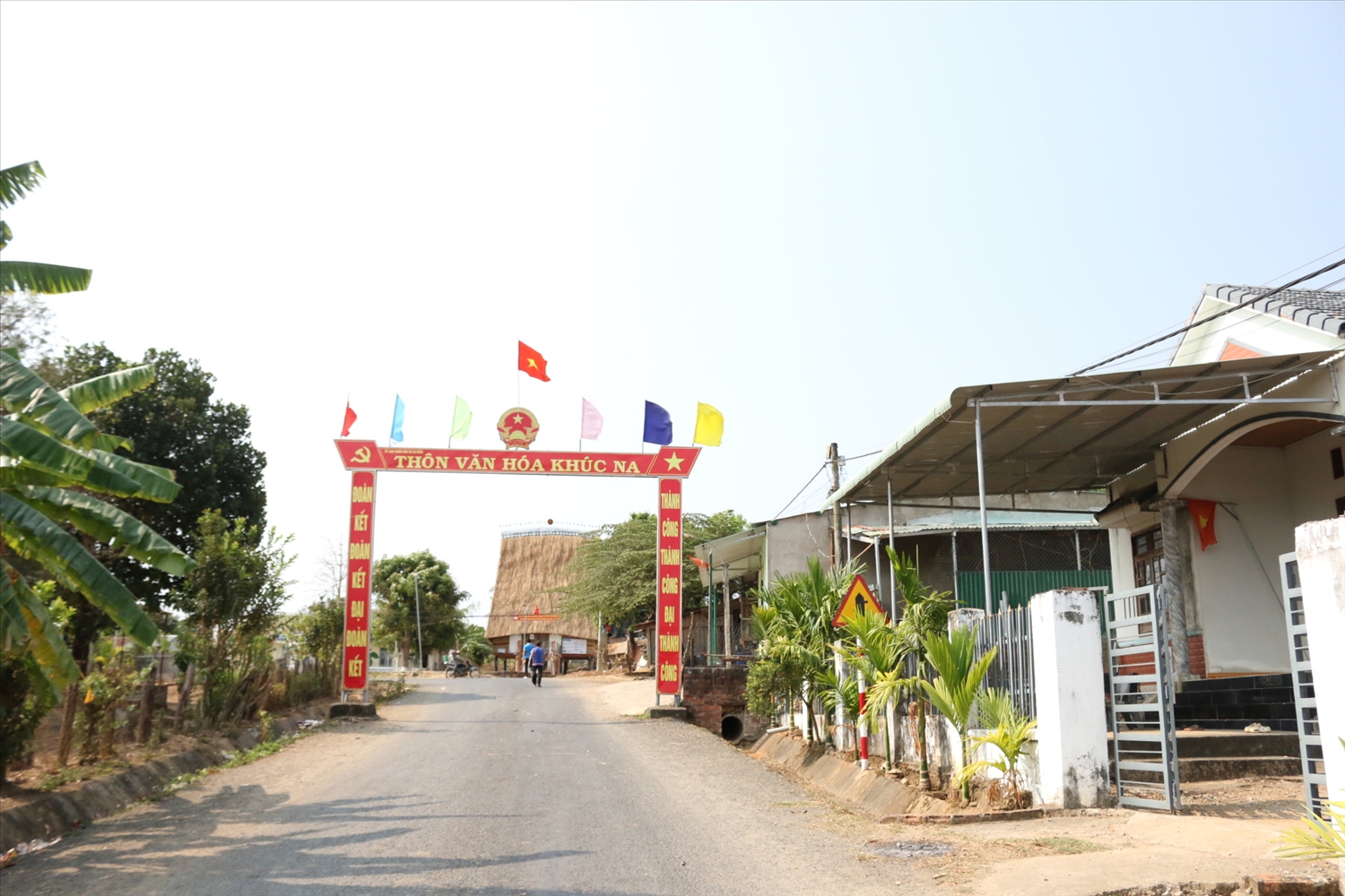 Làng Khúc Na đã đạt chuẩn làng nông thôn mới trong vùng đồng bào DTTS, trong đó có sự đóng góp rất lớn của già làng A Chiêu Làng Khúc Na đã đạt chuẩn làng nông thôn mới trong vùng đồng bào DTTS, trong đó có sự đóng góp rất lớn của già làng A Chiêu